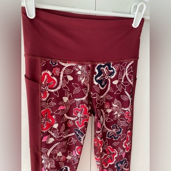 Athleta Affirmation 7/8 Leggings in Powervita. Women’s Size XS in Dark Garnet - Picture 3 of 11